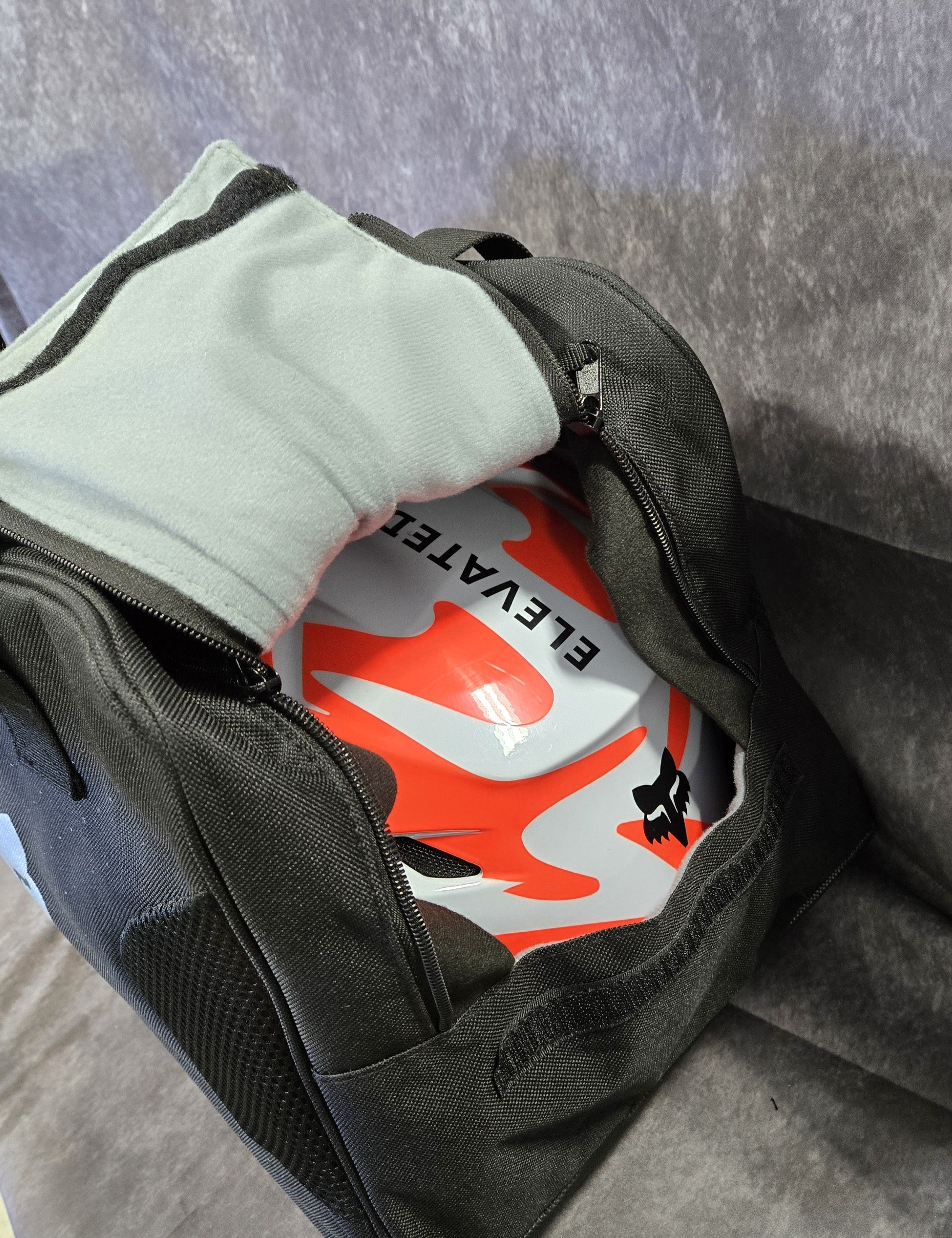 V3 MAGNETIC HELMET [WHT] W/ BAG