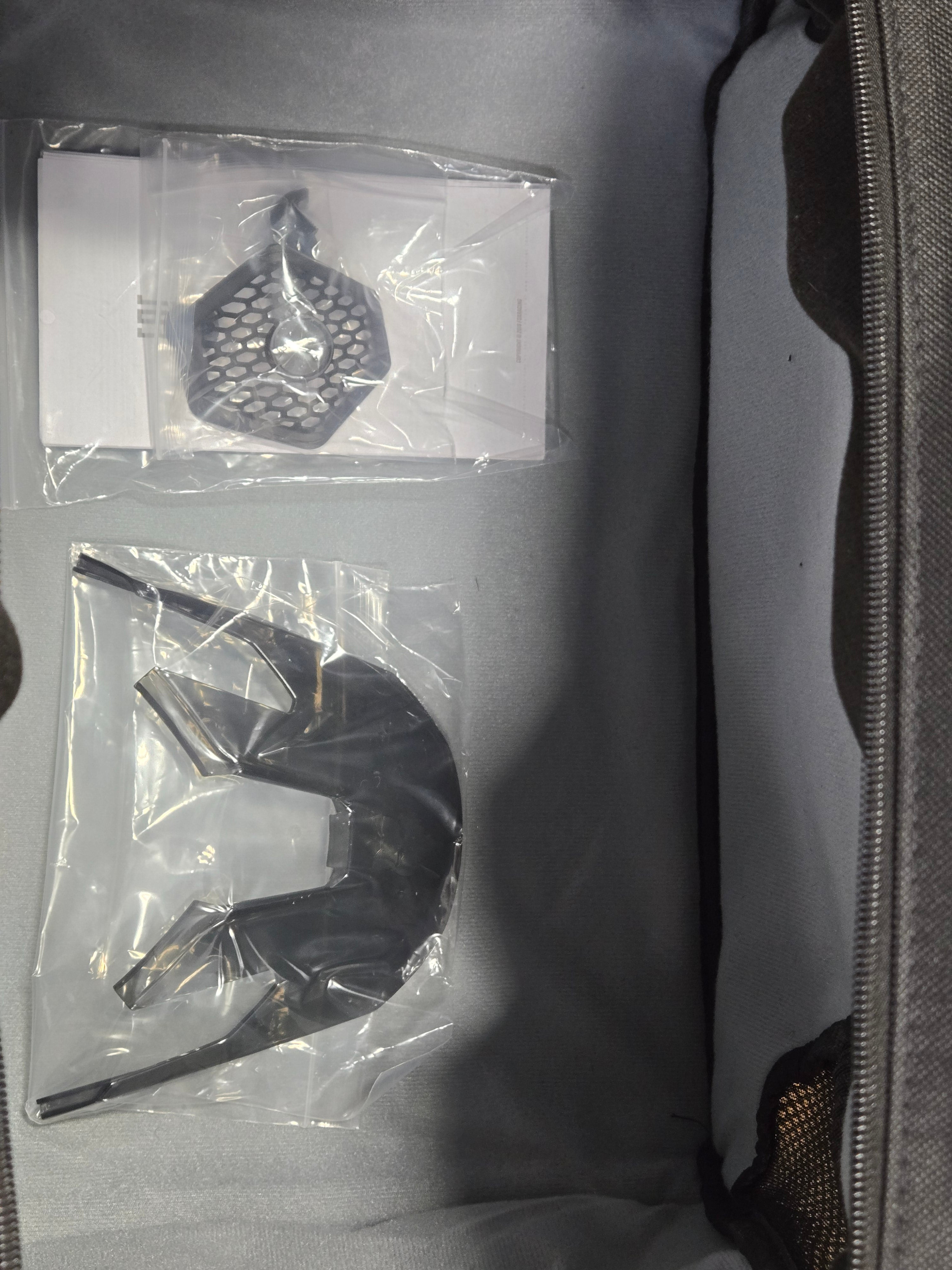 V3 MAGNETIC HELMET [WHT] W/ BAG