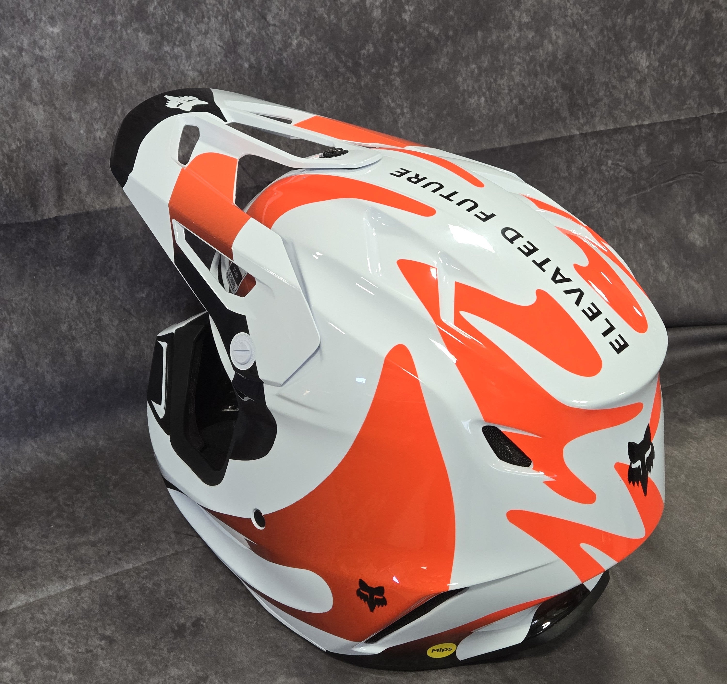 V3 MAGNETIC HELMET [WHT] W/ BAG